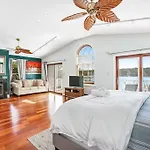 Oasis By The Bay - Waterfront Heated Pool Hot Tub