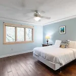 Pet-Friendly Beach Getaway, Relax By The Bay!