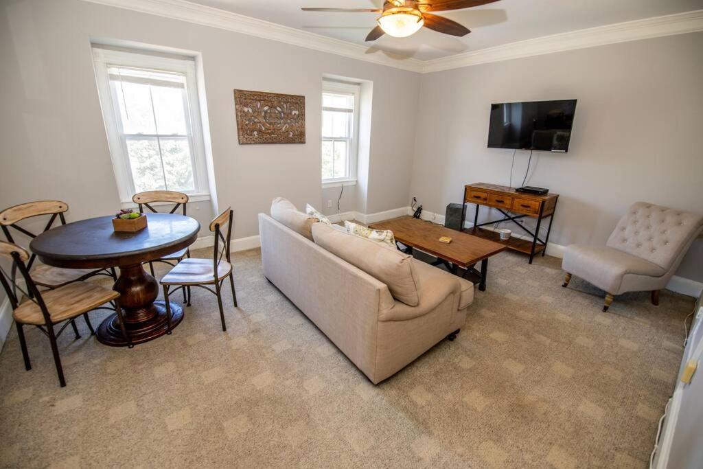 Apartment Downtown King George 3rd Floor Hideaway