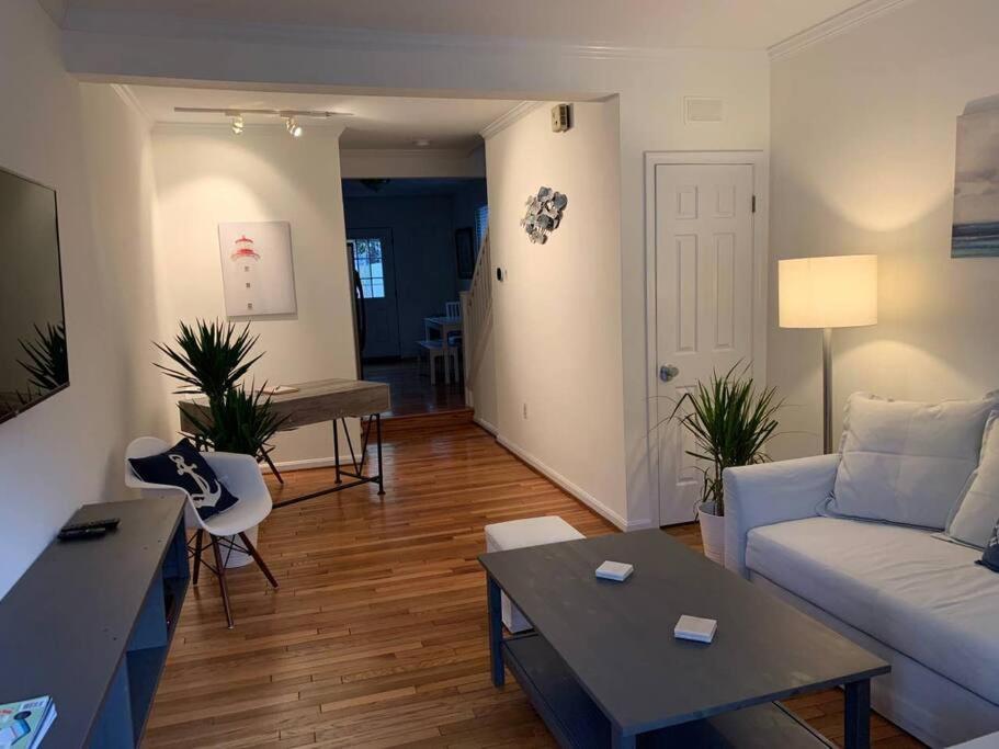 Cozy 2br W/ Parking In Downtown Holiday home