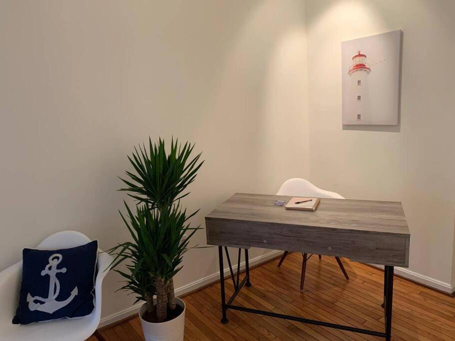 Cozy 2br W/ Parking In Downtown * Annapolis