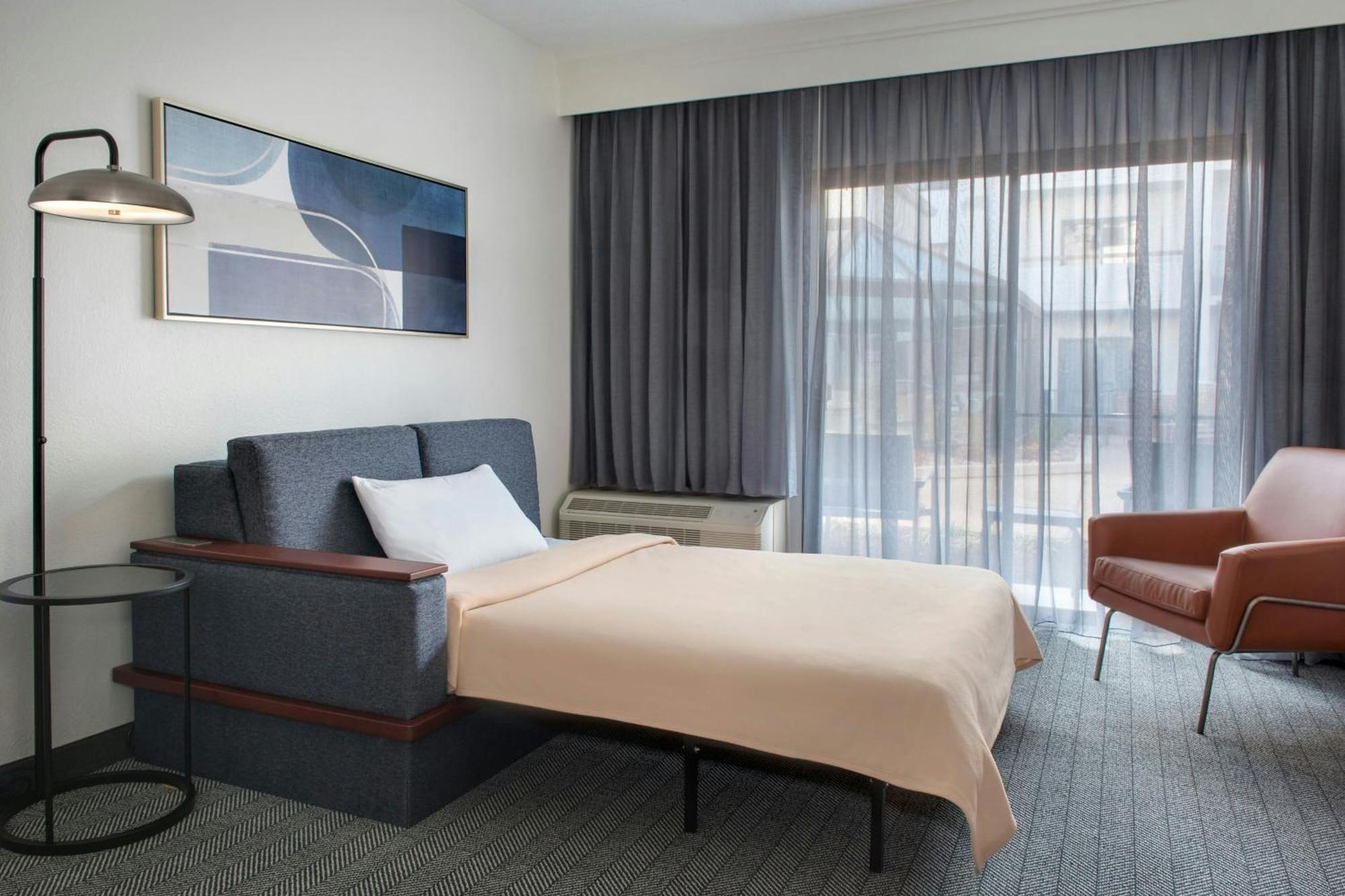 Courtyard By Marriott Hotel