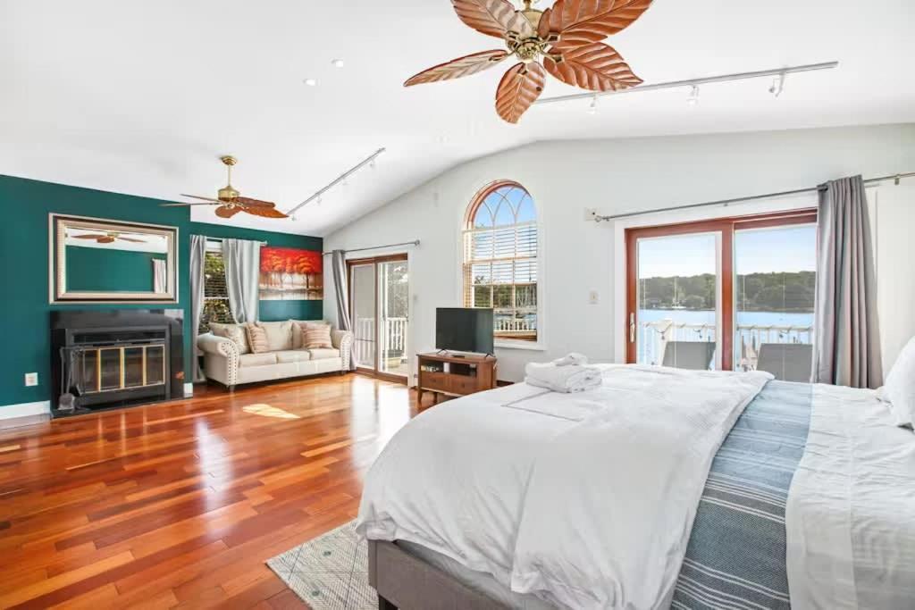 Oasis By The Bay - Waterfront Heated Pool Hot Tub Holiday home