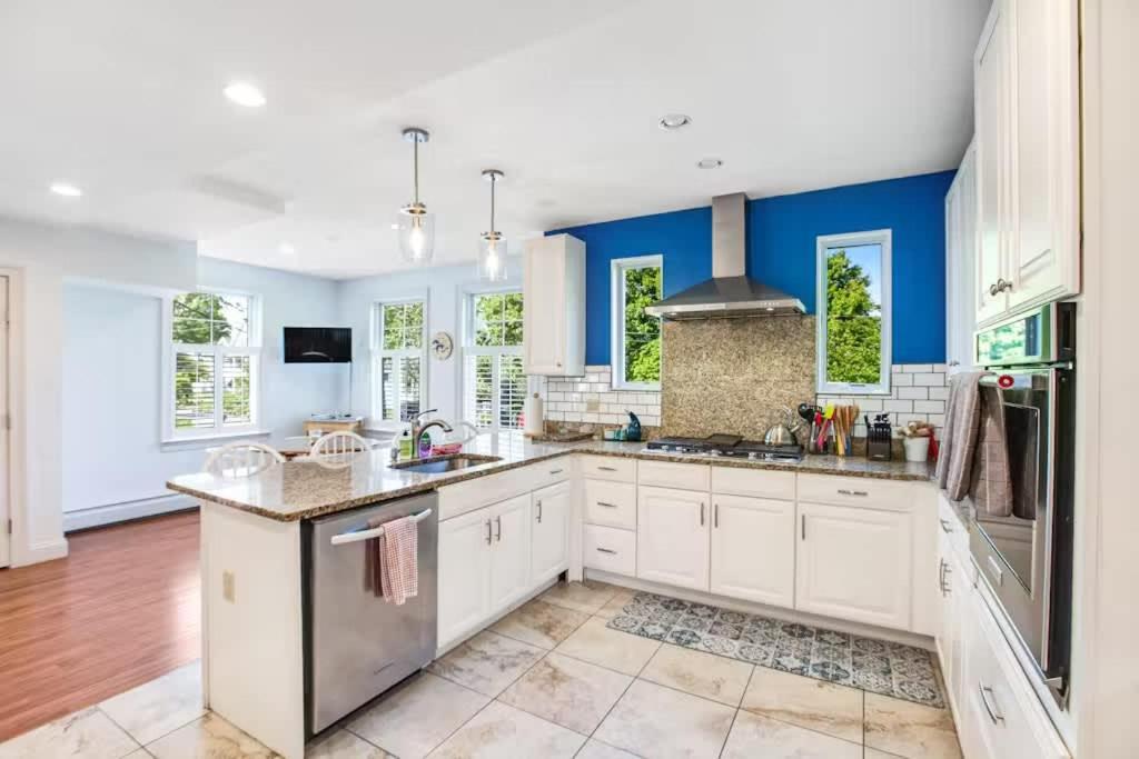 Oasis By The Bay - Waterfront Heated Pool Hot Tub Holiday home *