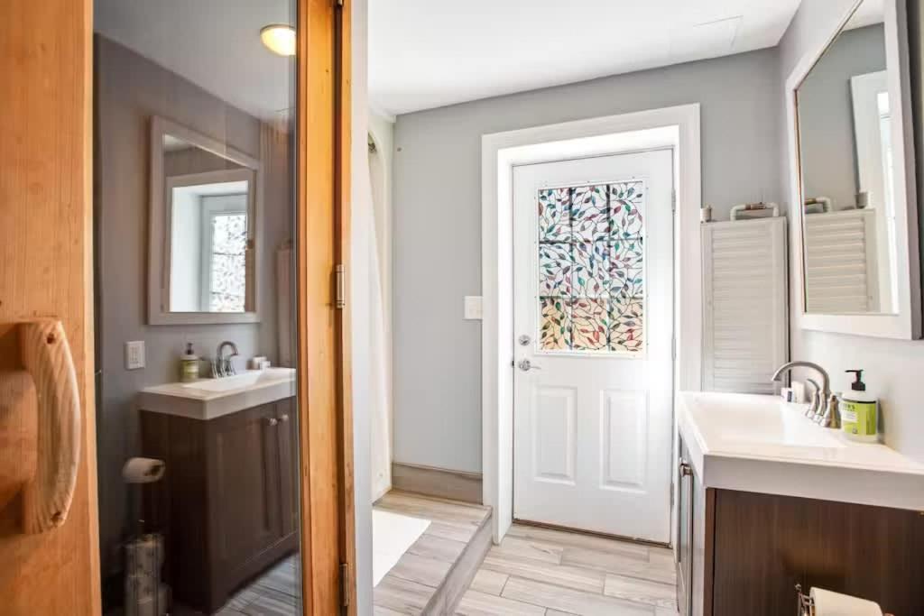 Oasis By The Bay - Waterfront Heated Pool Hot Tub Holiday home *
