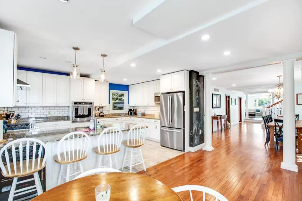 Oasis By The Bay - Waterfront Heated Pool Hot Tub Holiday home