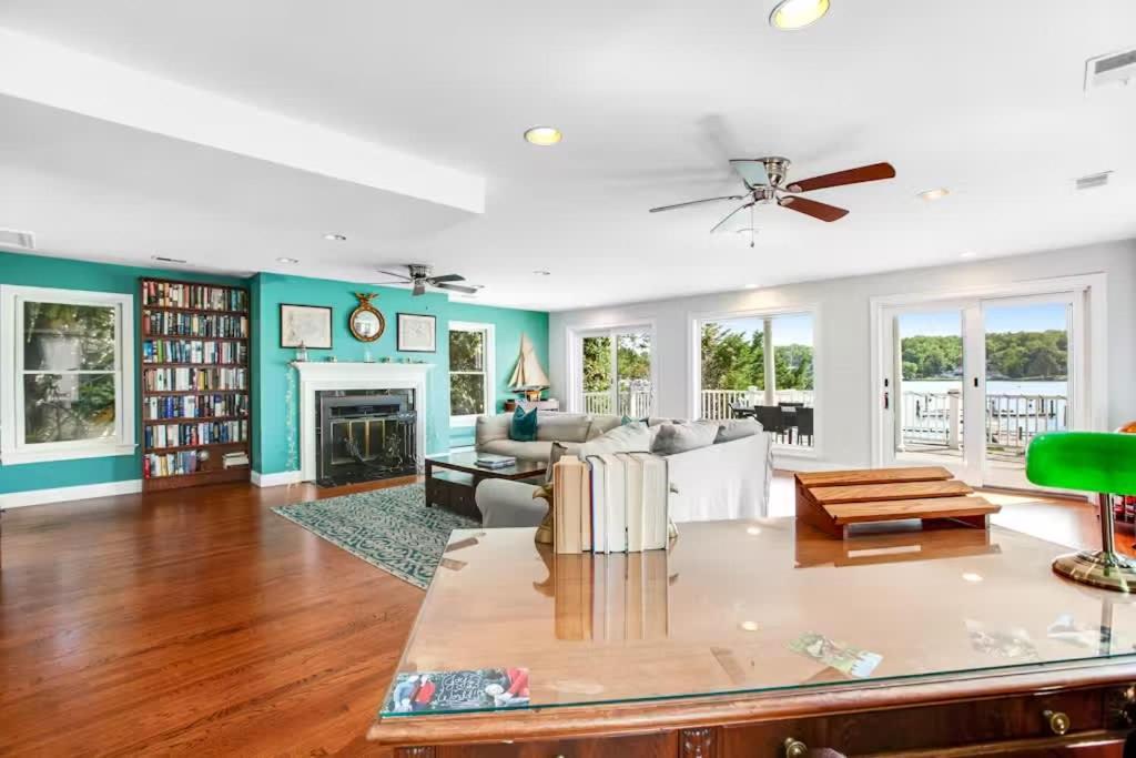 Holiday home Oasis By The Bay - Waterfront Heated Pool Hot Tub *