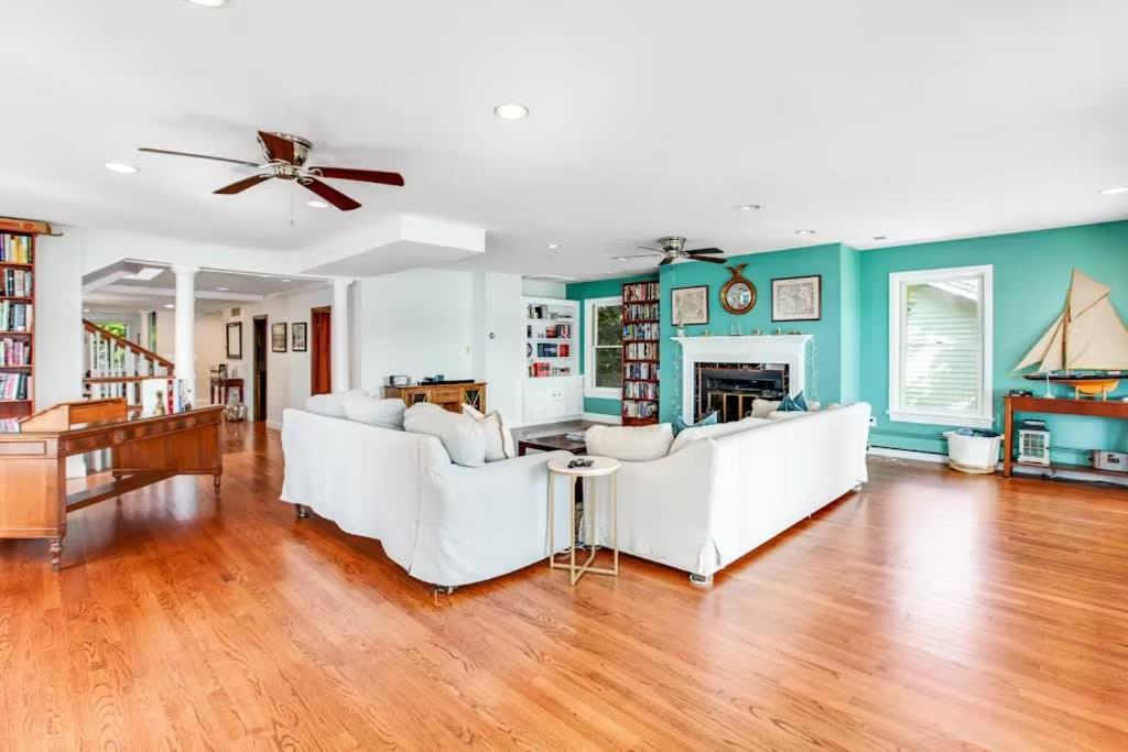 Oasis By The Bay - Waterfront Heated Pool Hot Tub Holiday home Annapolis