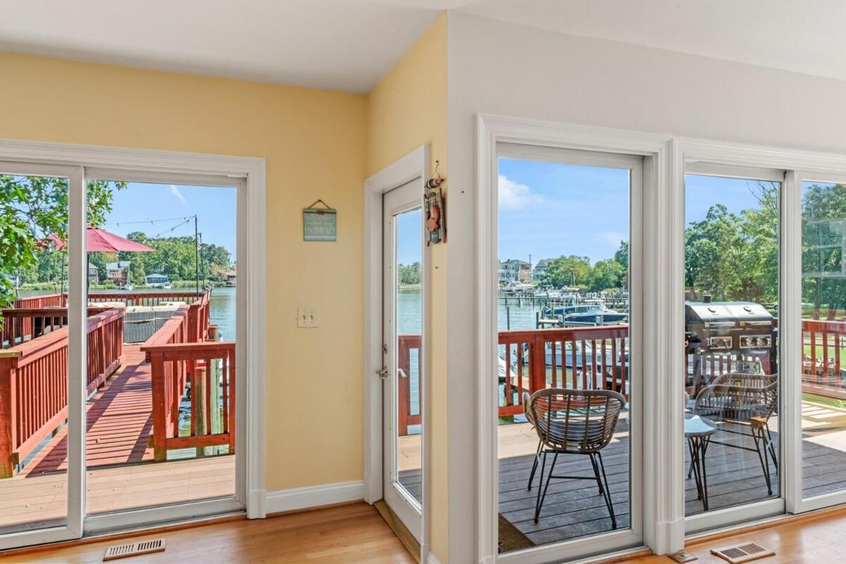 Waterfront Getaway - Dock Ur Boat & Walk To Holiday home *