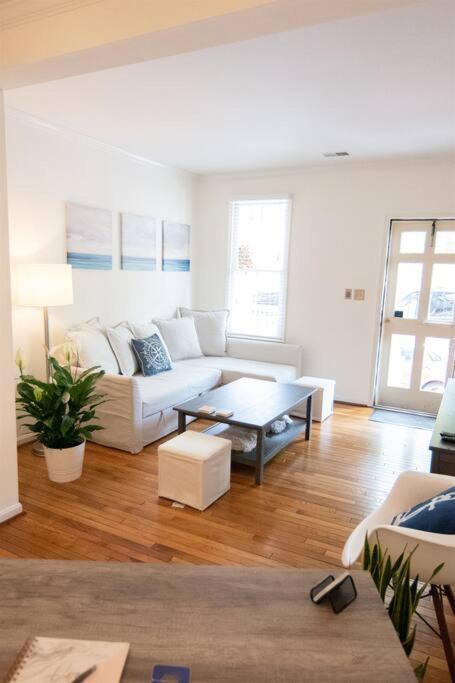 Cozy 2br W/ Parking In Downtown Annapolis
