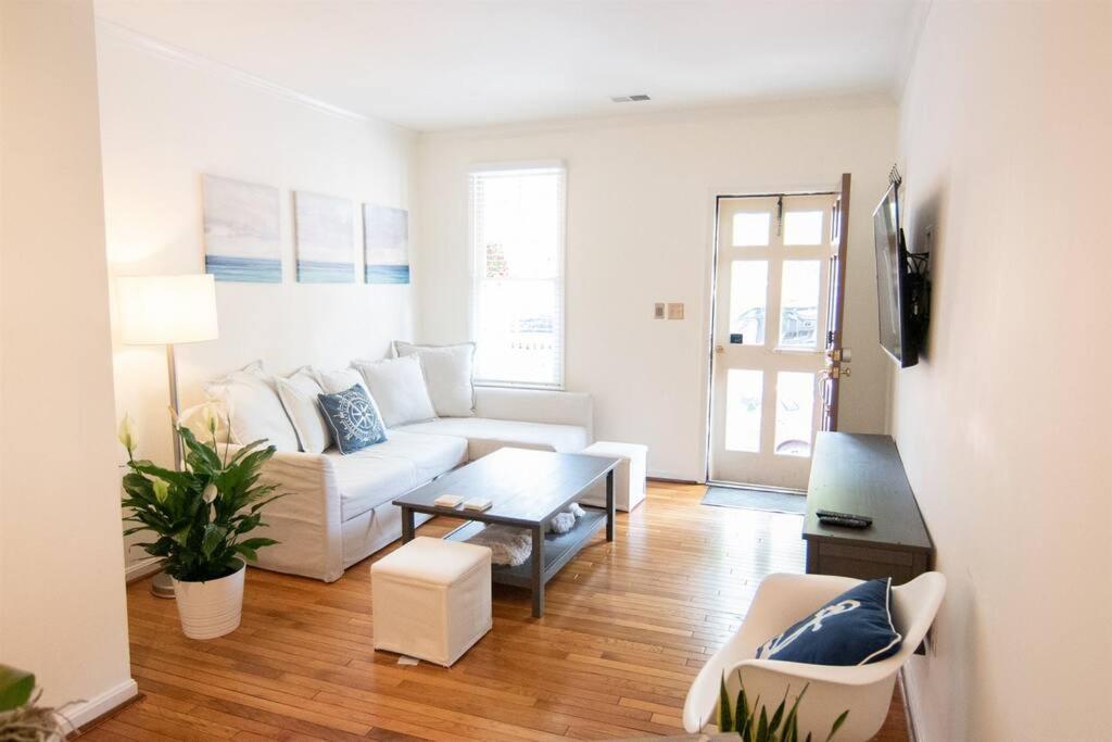 Holiday home Cozy 2br W/ Parking In Downtown