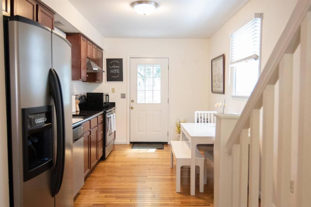 Cozy 2br W/ Parking In Downtown Holiday home *